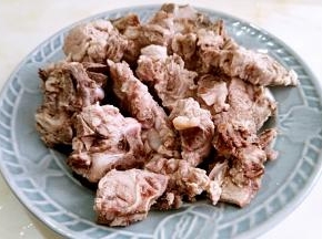 脊骨捞出冲洗干净血沫。