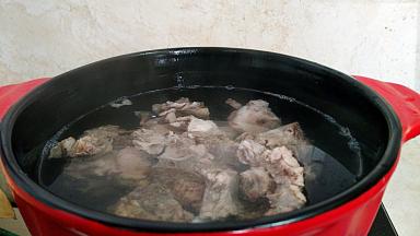 锅中注入热水，放入脊骨大火烧开。