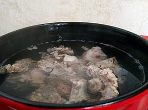 锅中注入热水，放入脊骨大火烧开。