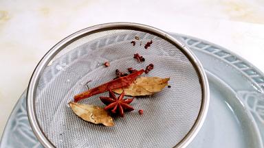 其余的香料清水冲一下灰尘。