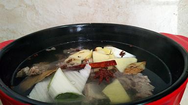 所有的香料放入锅中，盖上锅盖大火烧开转小火，炖30分钟。