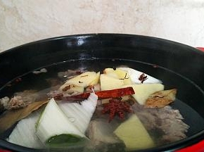 所有的香料放入锅中，盖上锅盖大火烧开转小火，炖30分钟。