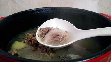 30分钟后，脊骨炖至筷子插透。