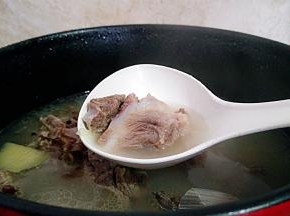 30分钟后，脊骨炖至筷子插透。