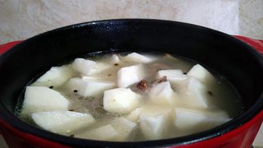 放入山药，盐再次烧开，转小火炖10分钟。