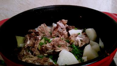 撒上香葱碎调味即可出锅。