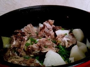 撒上香葱碎调味即可出锅。