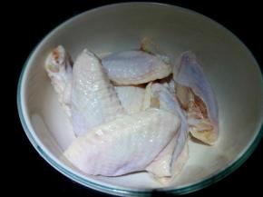 鸡翅洗净，滤去多余水份。