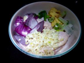 洋葱切块，姜切片，葱切段，蒜切末，蒜适量多点。