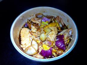 拌匀后盖保鲜膜腌制四小时以上。