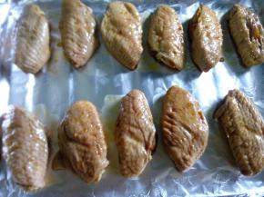 烤箱提前预热，烤盘上铺锡纸，放入腌好的鸡翅。