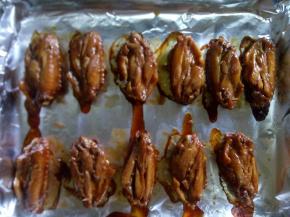 200度二十分钟，中途翻面，烤十五分钟之后取出刷蜂蜜水，两面都刷 ，然后再烤五分钟就可以了。