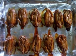 200度二十分钟，中途翻面，烤十五分钟之后取出刷蜂蜜水，两面都刷 ，然后再烤五分钟就可以了。