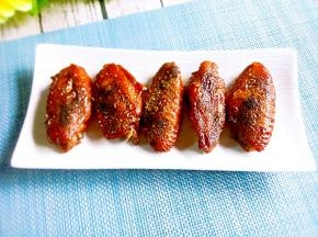 上面撒上黑胡椒粉和孜然粉就可以开吃啦。