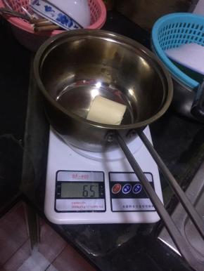 黄油加热融化，65克黄油融化后称，实际只有51克