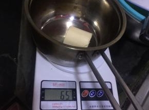 黄油加热融化，65克黄油融化后称，实际只有51克