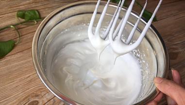 蛋白打发至提起蛋抽有小尖角即可