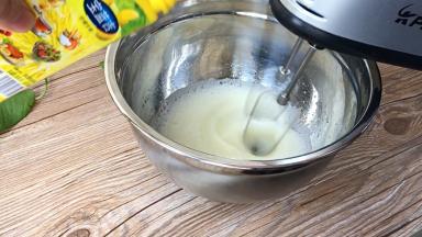 加入柠檬汁、细砂糖，继续打发