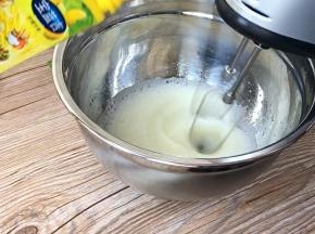 加入柠檬汁、细砂糖，继续打发