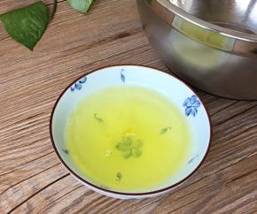 蛋清加保鲜膜，提前入冷冻室至碗的一周有结冰状，约20分钟