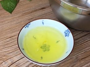 蛋清加保鲜膜，提前入冷冻室至碗的一周有结冰状，约20分钟