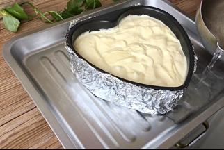 烤盘加入二分之一的热水，烤箱180度提前五分钟预热，蛋糕放在中下层