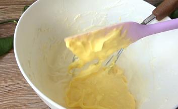 趁热加入奶油奶酪中