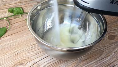 第二次加入细砂糖，继续打发蛋白