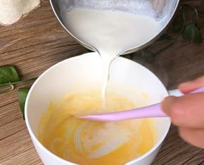 加入煮沸的牛奶，一边搅拌一边加入热牛奶