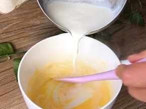 加入煮沸的牛奶，一边搅拌一边加入热牛奶