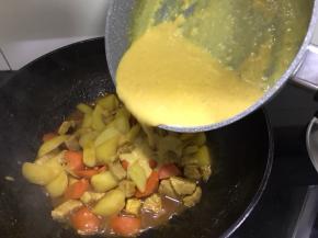 把咖喱汁倒进已经收汁的土豆里，起锅上桌
