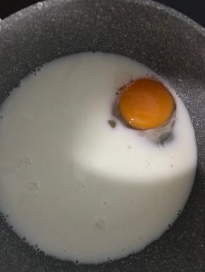 这是可以做咖喱汁：鸡蛋打进250克牛奶里，用户蛋抽搅拌均匀