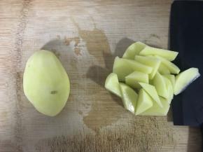 土豆滚刀切小块