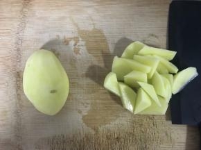 土豆滚刀切小块
