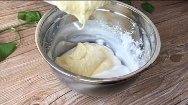 再将蛋黄糊倒回到蛋白中，继续画圈翻版至均匀