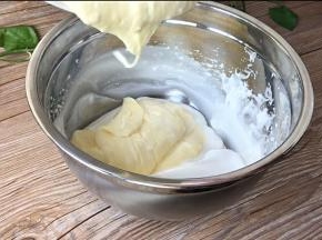 再将蛋黄糊倒回到蛋白中，继续画圈翻版至均匀
