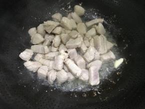 倒入肉炒到变白，加点料酒，再炒一下