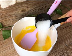 加入细砂糖搅拌均匀