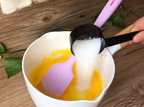 加入细砂糖搅拌均匀