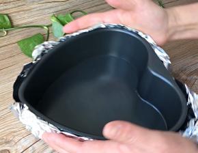 用锡纸包裹住模具，以免进水包两层锡纸