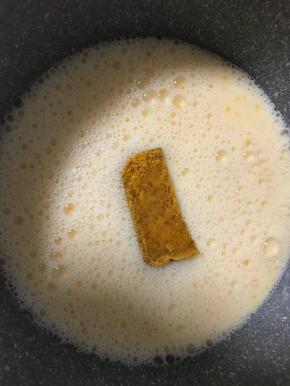 放入咖喱，把牛奶加热、使咖喱融化，这个过程要不断搅拌，防止蛋液结成块状