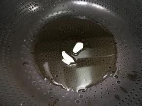 锅里热油，放蒜瓣爆香