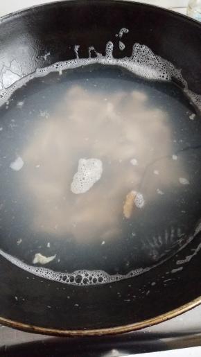 鸡丝加足量入水烧开