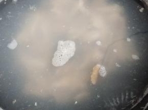 鸡丝加足量入水烧开