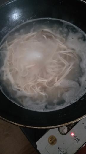 然后再下去面条开始煮