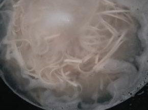 然后再下去面条开始煮
