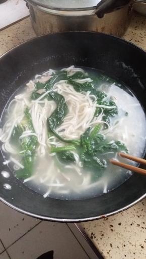 再次烧开，加入适量盐，用筷子搅拌