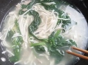 再次烧开，加入适量盐，用筷子搅拌