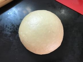 将除黄油外的所有材料混合后揉成光滑的面团。
