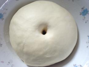 加入黄油后继续揉至扩展阶段。放温暖处进行一次发酵。